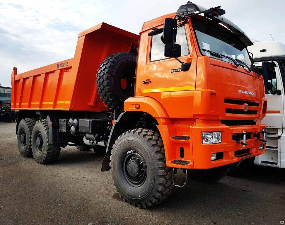 Самосвал КАМАЗ 65222-6010-53 автомобиль с механизмом задней разгрузки. Его используют в строительстве, промышленности, сельском хозяйстве для перевозки крупных партий сыпучих материалов. Самосвал имеет высокую проходимость..